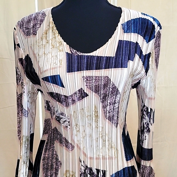 Magic Mini pleat 3/4 sleve v-neck - Picture 2 of 7